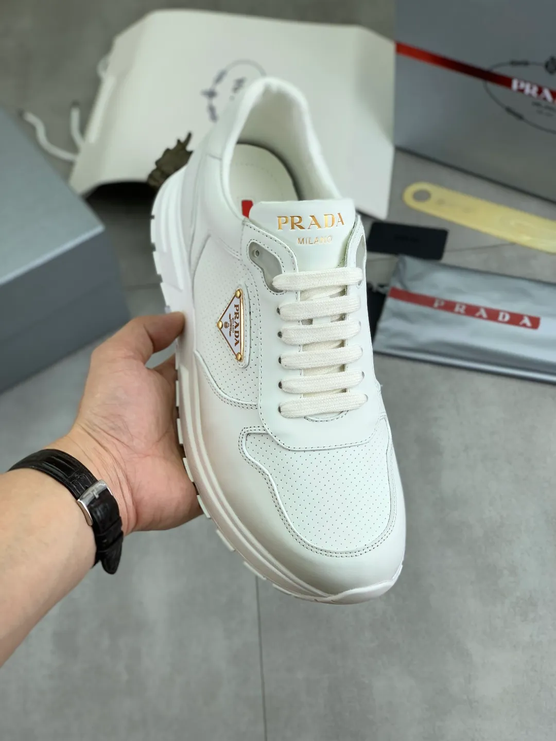 Men's shoes 💰P580💰 [New style] High version official website popular models are on the market, 🆘 Trendy brand (Prada) mainly promotes popular models, avant-garde and versatile fashion men's shoes private version mold opening, cowhide surface splicing 1:1.. Fashionable and simple, original imported cowhide lining cowhide feet; the atmosphere and personality are more fashionable, eye-catching and pursuing class. It will subvert the old idea and be a must-have for fashion trendsetters with you! Must keep it for yourself! Tall and comfortable, large and low, high-end quality workmanship. Size: 38-45; 5️⃣ colors available.